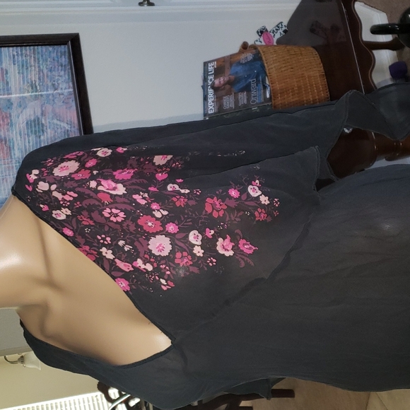 Express L semi sheer vneck dramatic flutter sleeve side slits embroidered flower - Picture 3 of 9